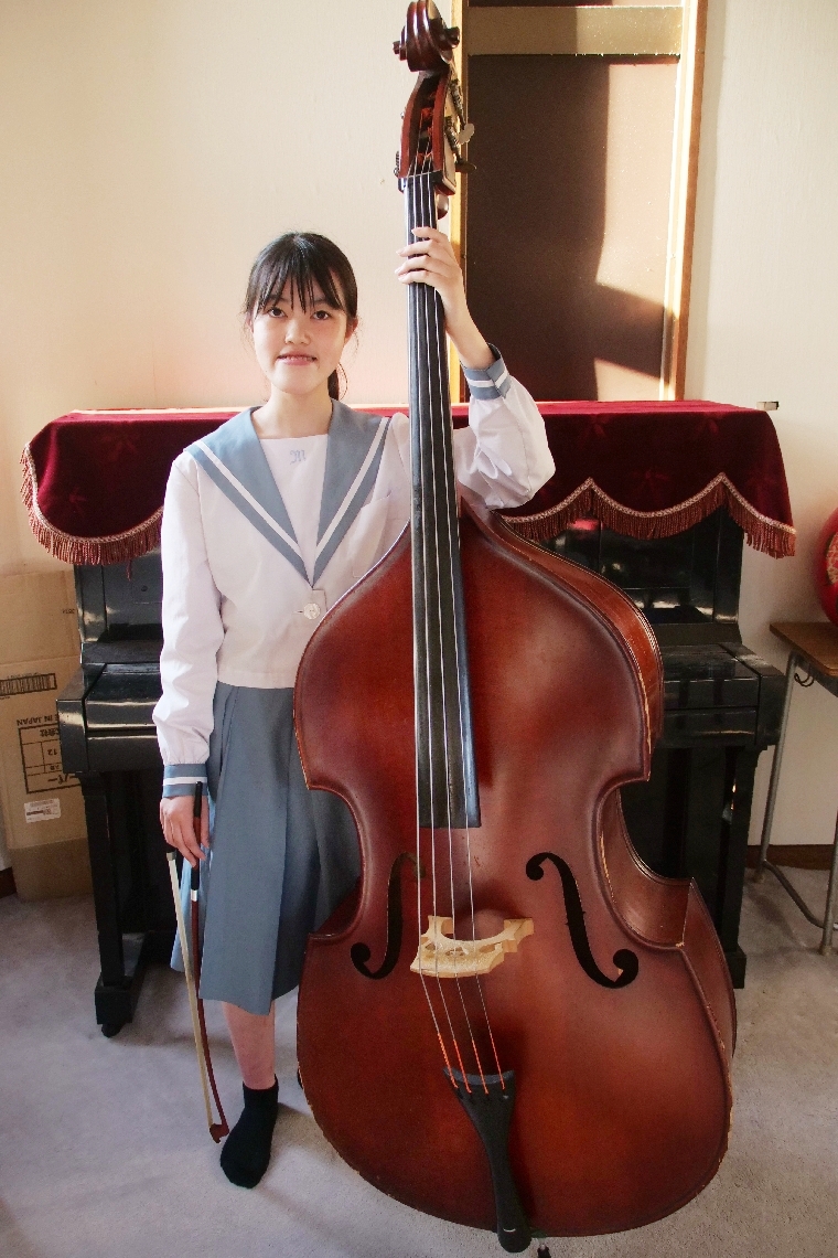 中学生・高校生のためのコントラバス・ソロコンテストで金賞を獲得した高橋咲音さん＝大分市今津留