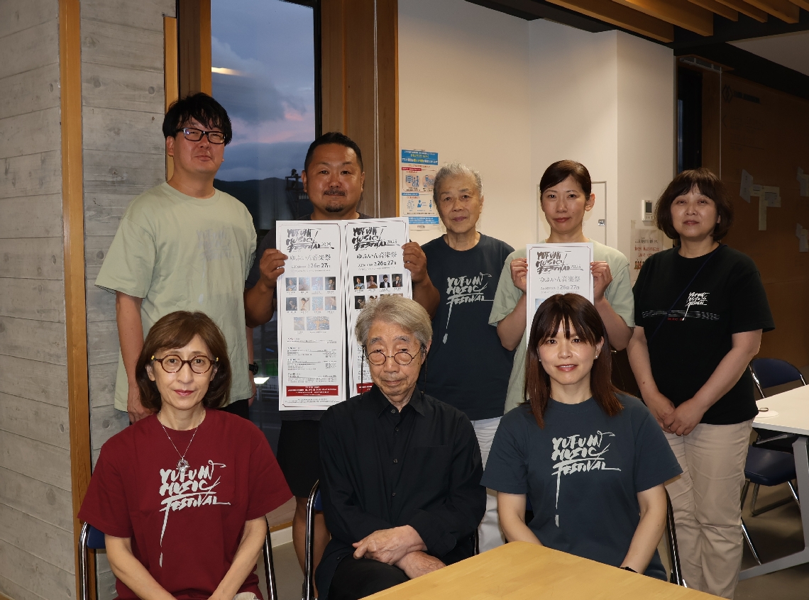 「ゆふいん音楽祭」への来場を呼びかける実行委員会メンバー＝由布市湯布院町川上