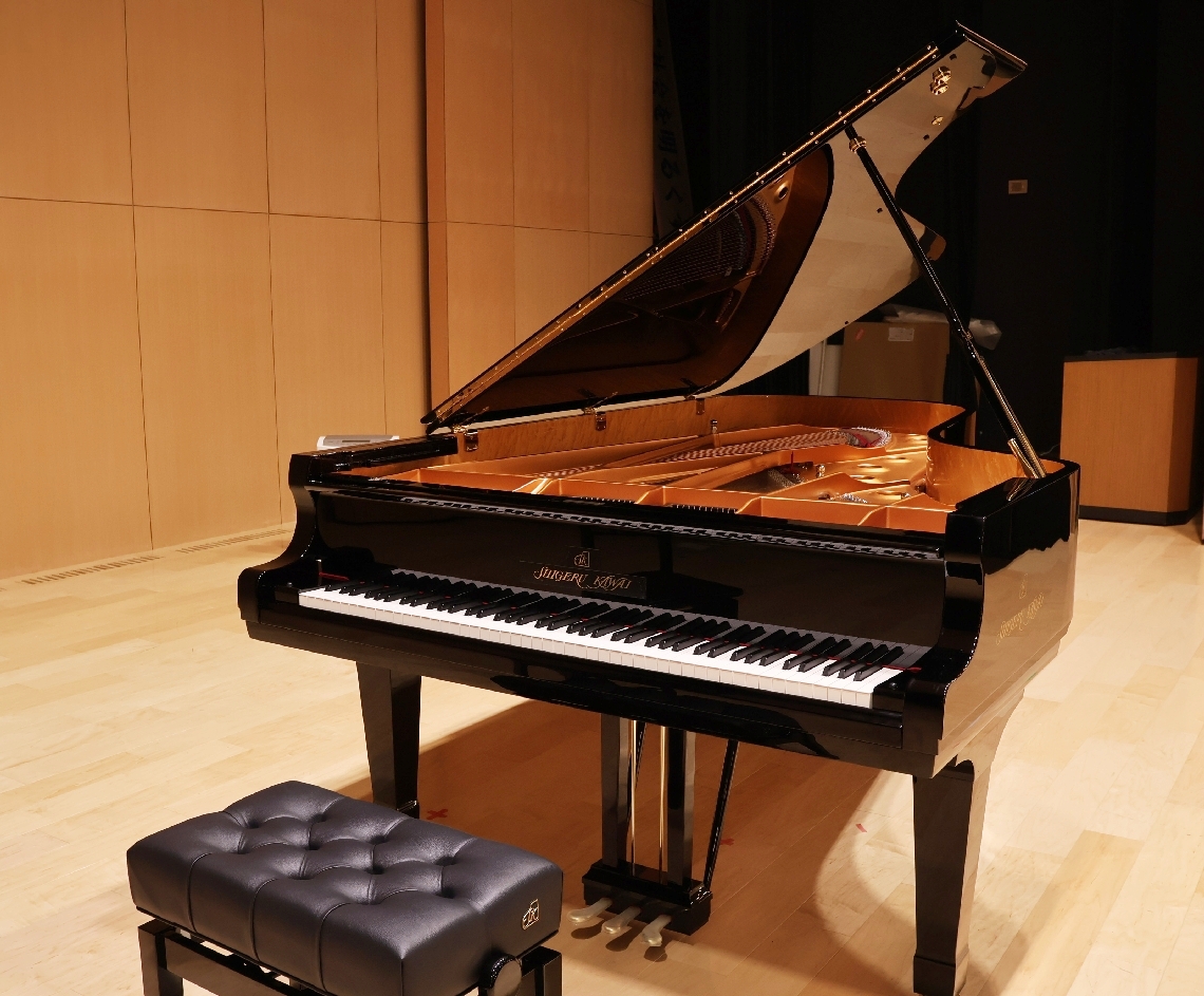 小林道夫さんが演奏予定の新しいピアノ