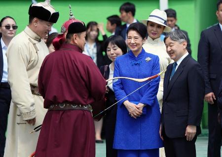 １１日、モンゴルを公式訪問中の天皇、皇后両陛下は、最大の祭典「ナーダム」の開会式に出席、近くの会場で弓術の競技を視察された＝ウランバートル