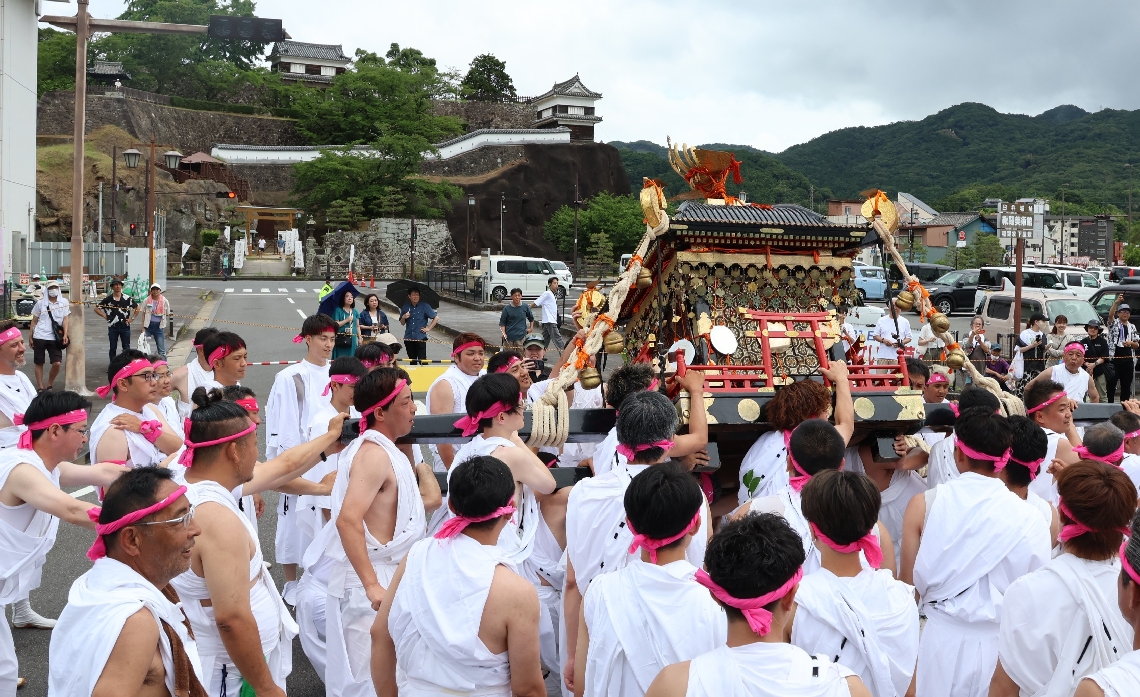 みこしを左右に振る練りを見せる担ぎ手