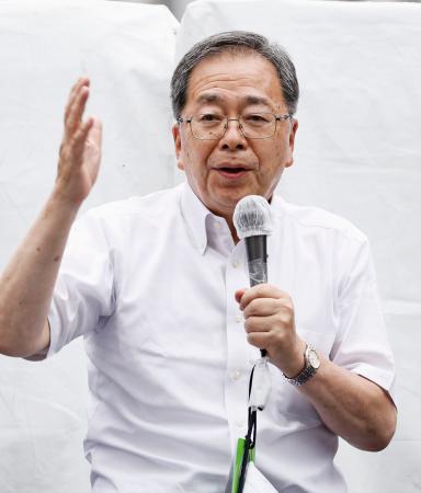 街頭演説する公明党の斉藤代表＝１４日午後、大阪府枚方市