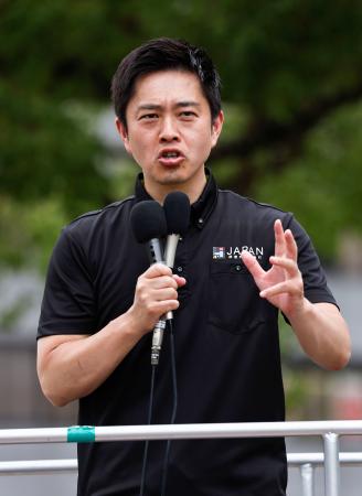 街頭演説する日本維新の会の吉村代表＝１４日午後、兵庫県尼崎市