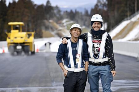 宮城県内で働く外国人労働者は１万３千人を超える。震災前から３倍以上に増え、復興の担い手として欠かせない存在だ。写真はインドネシア人技能実習生のムハマド・ヌル・ソレさん（左）ら＝２０２１年１月、宮城県気仙沼市で撮影