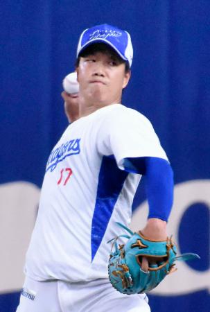 キャッチボールで調整する中日・柳＝バンテリンドーム