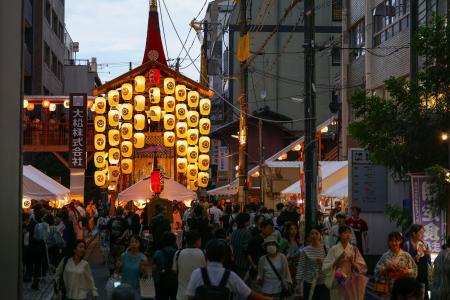 祇園祭の「宵々々山」を迎え、山鉾を見物する人たちでにぎわう京都市中心部＝１４日夕