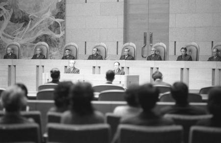 １９７２年衆院選の「１票の格差」を違憲とする判決を言い渡した最高裁大法廷。右から４人目が裁判長の村上朝一長官＝１９７６年４月、東京都千代田区