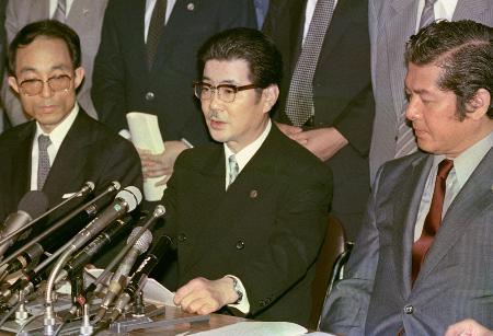 記者会見する弁護士の越山康さん（中央）＝１９８５年７月、東京都千代田区