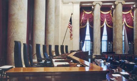 米連邦最高裁の法廷＝２０００年１１月（ＡＰ＝共同）