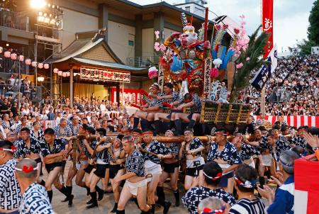 博多祇園山笠の「追い山笠」で、櫛田神社の境内を駆け抜ける「土居流」の舁き山笠＝１５日早朝、福岡市