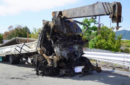 １４日に発生した徳島自動車道での事故で、高速バスと正面衝突したトラック＝１５日午前、徳島市