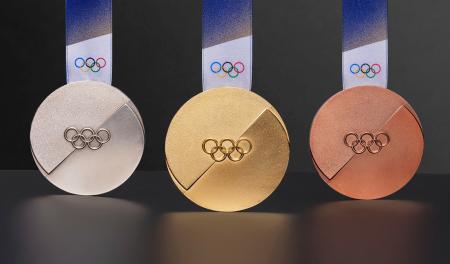 ミラノ・コルティナ冬季五輪・パラリンピックの組織委が発表したメダル（Ｆｏｎｄａｚｉｏｎｅ　Ｍｉｌａｎｏ　Ｃｏｒｔｉｎａ　２０２６、共同）