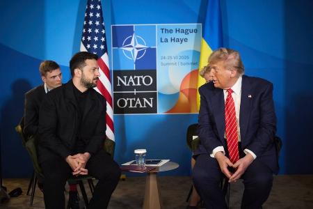 ６月、オランダ・ハーグで会談したウクライナのゼレンスキー大統領（左）とトランプ米大統領（ゼレンスキー大統領のテレグラムから、ゲッティ＝共同）