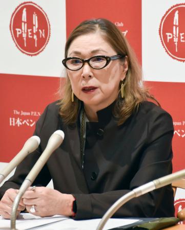 記者会見する日本ペンクラブの桐野夏生会長＝１５日午後、東京都中央区