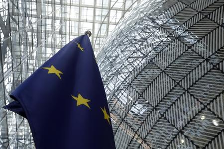 ＥＵ欧州委員会の建物内にあるＥＵ旗＝昨年６月、ブリュッセル（ＡＰ＝共同）