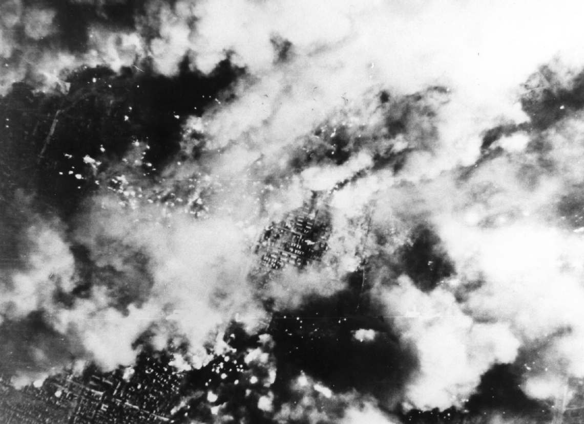 Ｂ２９爆撃機による焼夷弾攻撃で炎上する大分市街地＝１９４５年７月１７日、米軍撮影