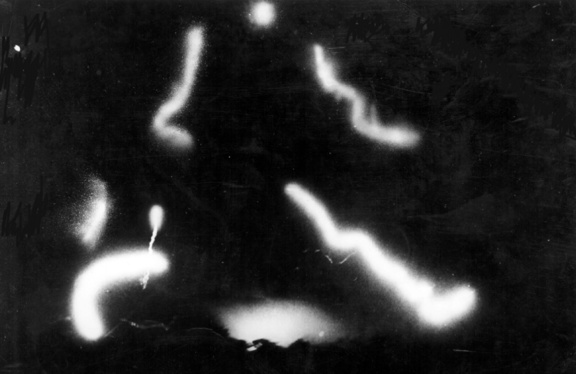 空襲で炎が上がる大分市。大分大空襲を地上から撮った唯一現存する写真とみられる（野崎豊水さん提供）