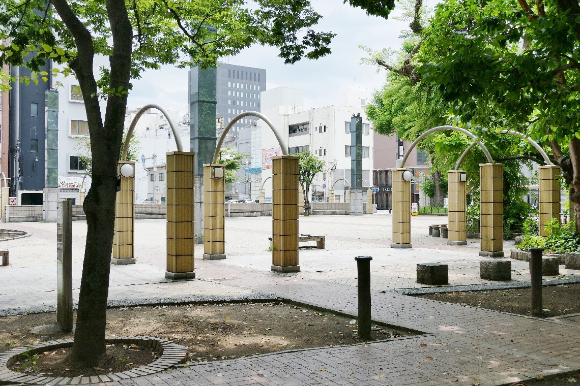 戦後にできた大分市都町のジャングル公園。飯田さんの家族は隣接する敷地（写真奥）に住んでいた＝１５日
