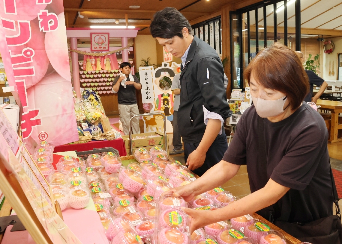 ずらりと並んだクリーンピーチを品定めする買い物客