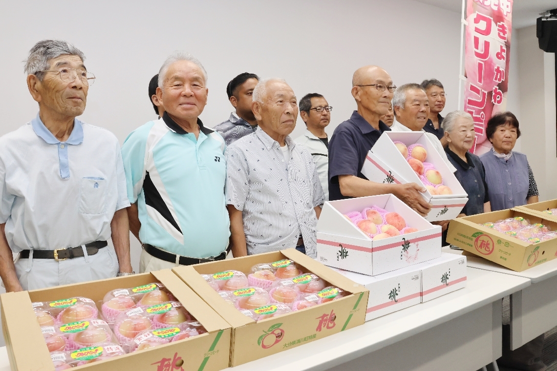 旬入り宣言式に出席した生産者ら＝豊後大野市清川町砂田の市神楽会館