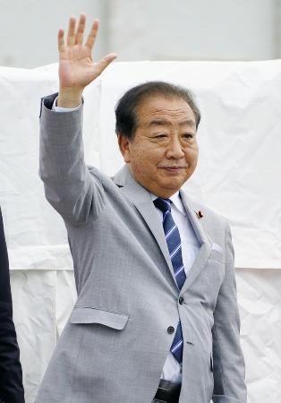 街頭演説で有権者らに手を振る立憲民主党の野田代表＝１５日午後、新潟県魚沼市