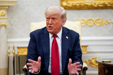 １４日、米ホワイトハウスでウクライナへの武器供与などについて話すトランプ大統領（ロイター＝共同）