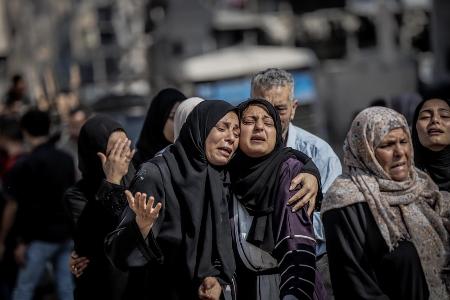 ６月、ガザ北部ガザ市で、イスラエルの攻撃による親族の死を嘆く人々（ゲッティ＝共同）