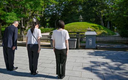 報道公開を前に、原爆供養塔に向かって黙とうする広島市の職員ら＝１６日午前、広島市中区の平和記念公園