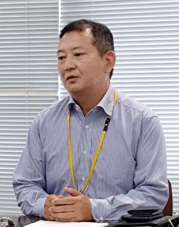 記者会見する共産党神奈川県委員会の藤原正明委員長＝１６日午前、神奈川県庁