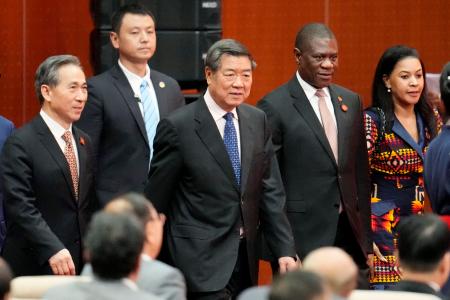 「中国国際供給網促進博覧会」の開幕式に臨む中国の何立峰副首相（中央）＝１６日、北京（共同）