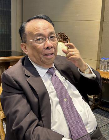 １６日、マニラのマラカニアン宮殿（大統領府）でインタビューに応じるフィリピンのルーカス・ベルサミン官房長官（共同）