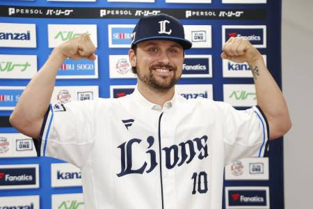 入団記者会見でポーズをとる西武・デービス＝１６日、ベルーナドーム