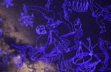 １０億個の星と８Ｋ映像で描き出された天の川（左の白い部分）と星座絵＝１６日午後、相模原市立博物館
