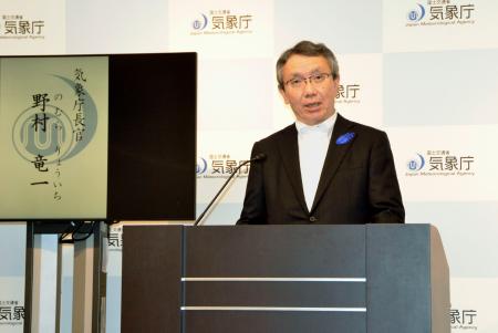 記者会見する気象庁の野村竜一長官＝１６日午後、気象庁