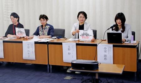 記者会見する「ワーク・ライフバランス」の小室淑恵社長（右端）ら＝１６日午前、厚労省
