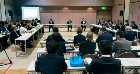 山口県山陽小野田市で開かれた、全線運休が続くＪＲ美祢線を巡る協議会の会合＝１６日午後