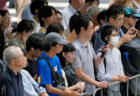 参院選の街頭演説に集まった人たち＝１６日午後、東京都新宿区