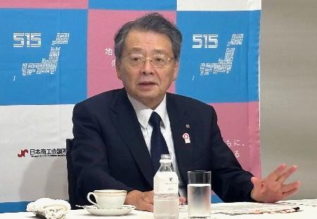 記者会見した日本商工会議所の小林健会頭＝１６日午後、東京都千代田区