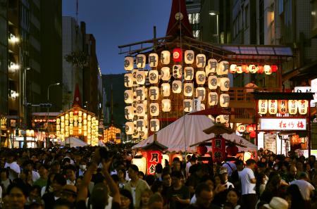 祇園祭の「宵山」を迎え、大勢の見物客でにぎわう京都・四条通＝１６日夕