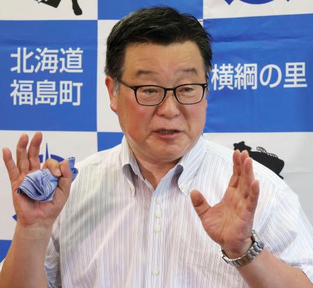 記者会見する北海道福島町の鳴海清春町長＝１６日午後、福島町