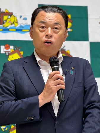 記者会見する島根県の丸山達也知事＝１６日午後、東京都新宿区