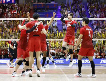 ドイツに勝利し、喜ぶ日本＝千葉ポートアリーナ
