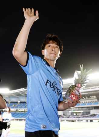 天皇杯３回戦の相模原戦の試合後、サポーターの声援に応える川崎・山田＝Ｕ等々力