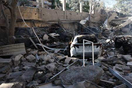 １６日、イスラエル軍に攻撃されたシリア暫定政府の国防省＝ダマスカス（ゲッティ＝共同）