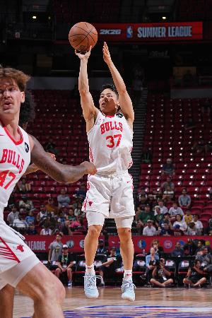 ブルズの一員としてバックス戦でシュートを放つ河村＝ラスベガス（ＮＢＡＥ・ゲッティ＝共同）
