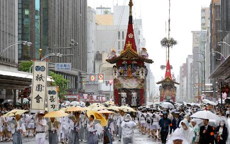 京都・祇園祭前祭の「山鉾巡行」で、四条通を進む先頭の長刀鉾＝１７日午前