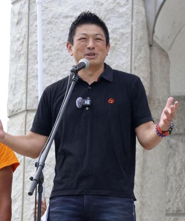 鳥取市内で街頭演説する参政党の神谷代表＝７月１５日午後