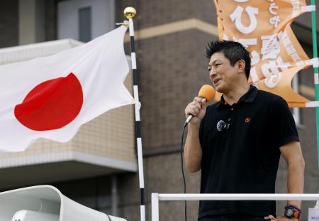 街頭で支持を訴える参政党の神谷宗幣代表＝２０２５年７月１２日、佐賀県鳥栖市