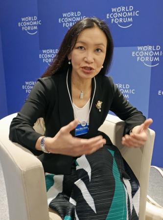 取材に応じる世界経済フォーラムのギム・フエイ・ネオ常務取締役＝６月、中国天津市（共同）
