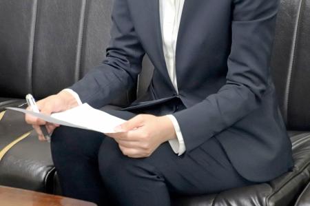 和解後、記者会見する自殺した男性教諭の妻＝１７日午前、名古屋市